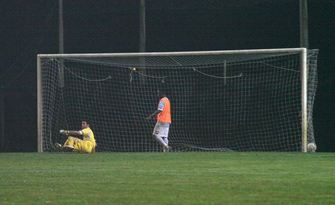 File:Campodarsego-Treviso (19 novembre 2014) Bortolin battuto per il pareggio del campodarsego con Volpato (fuori quadro).jpg