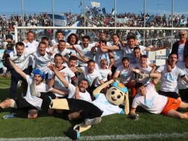 Festa giocatori sotto la curva - la tribuna di Treviso