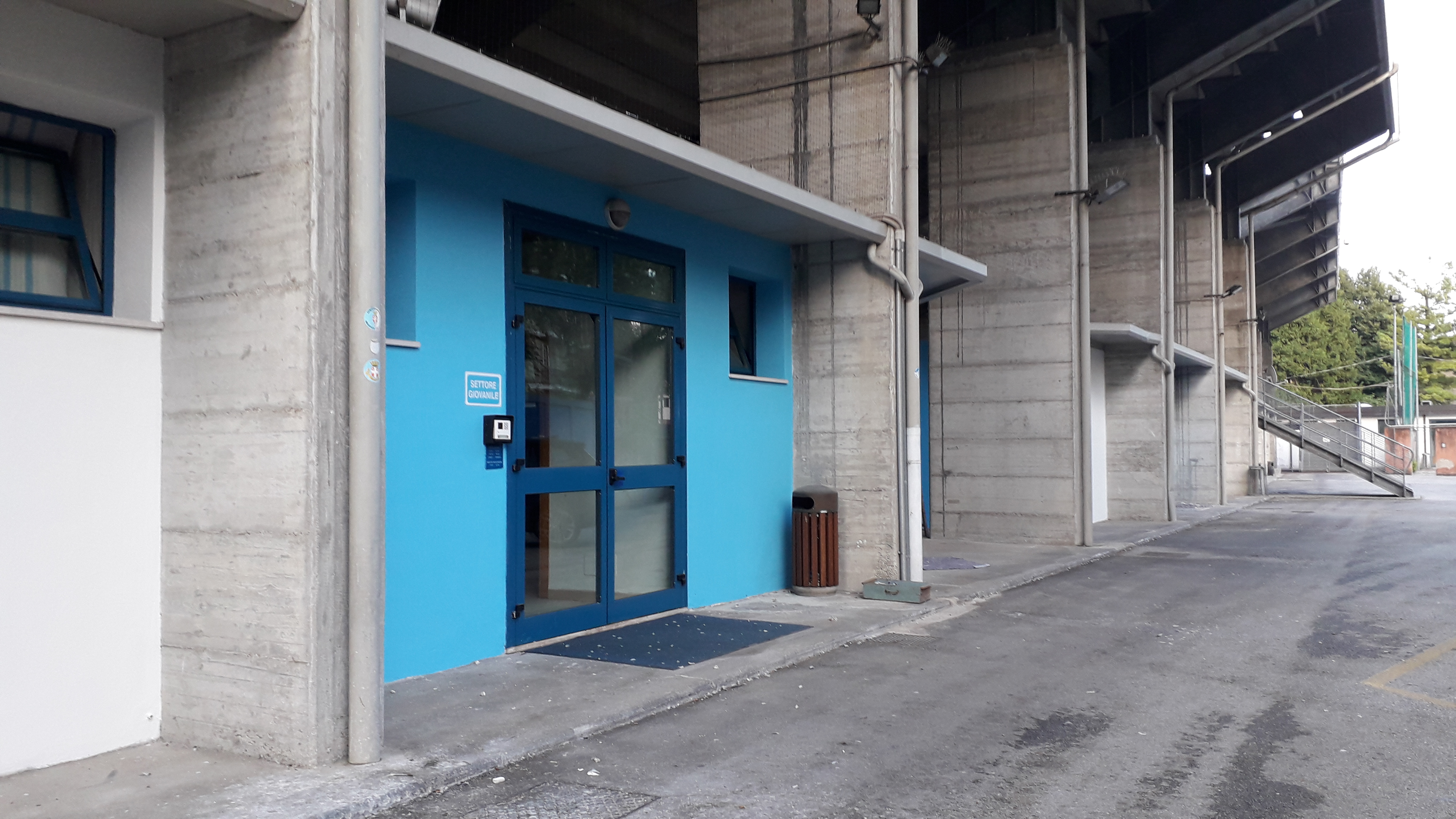 Un tocco di biancoceleste per gli uffici collocati sotto la tribuna del Tenni