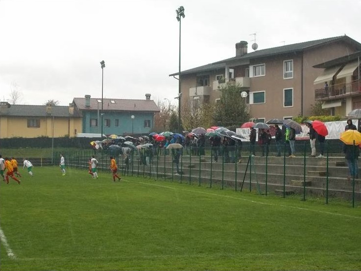 Una visuale del campo con i gradoni del campo sportivo di Cavrzano, denominato "Camp De Nogher" (foto venetogol.it)